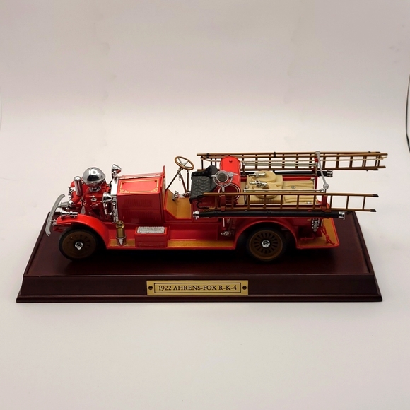 1990 Franklin Mint 1922 Ahrens-Fox R-K-4 model fire engine, wood display stand - Picture 1 of 16